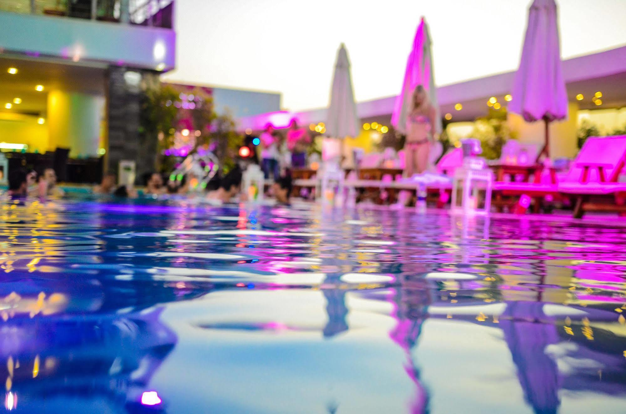 Sun City Hotel - The Gabriel Cairo Exterior foto The pool at the W